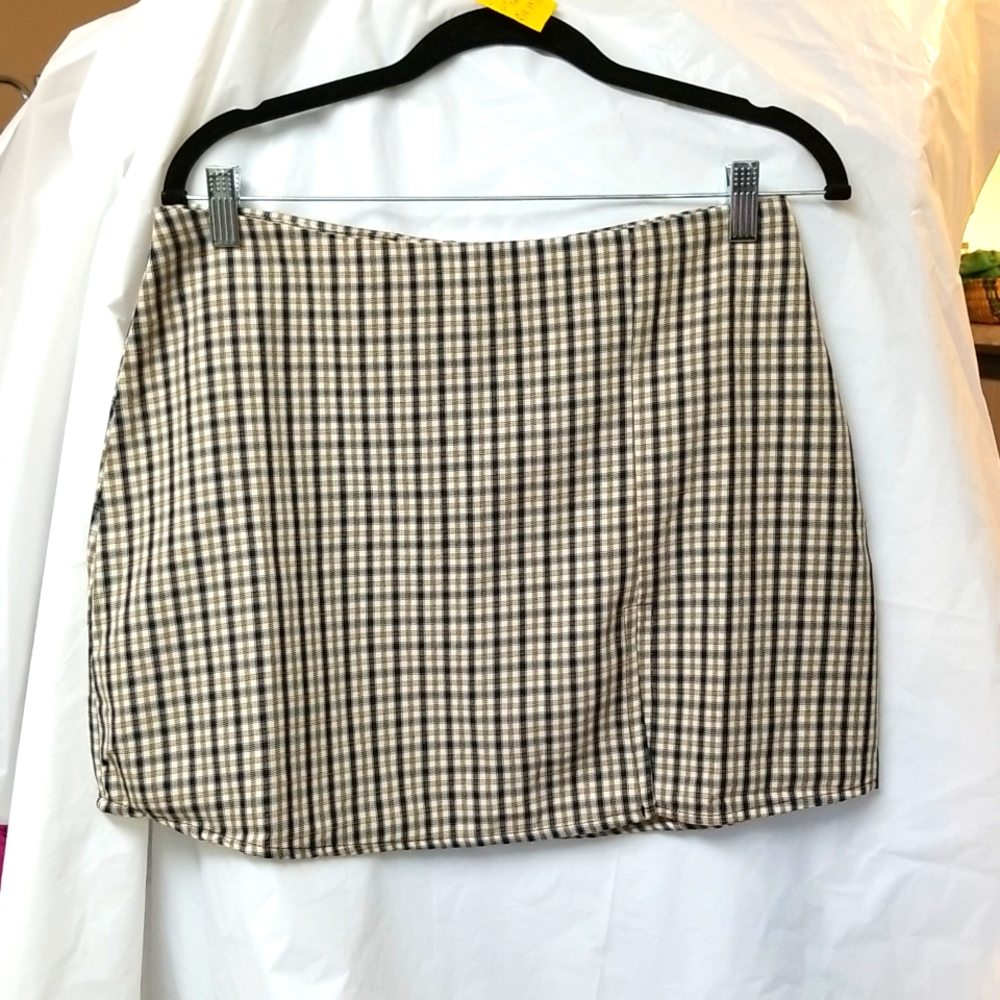 NWT LADIES SKIRT WITH SLIT LINED HYFVE